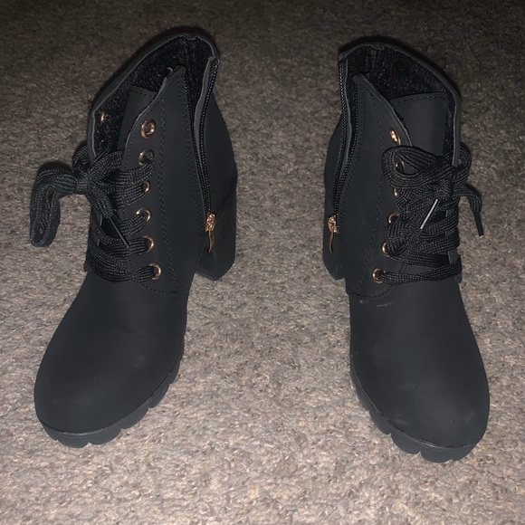 Minimalist Lace-Up Front Chunky Heeled Boots - Picture 2 of 7